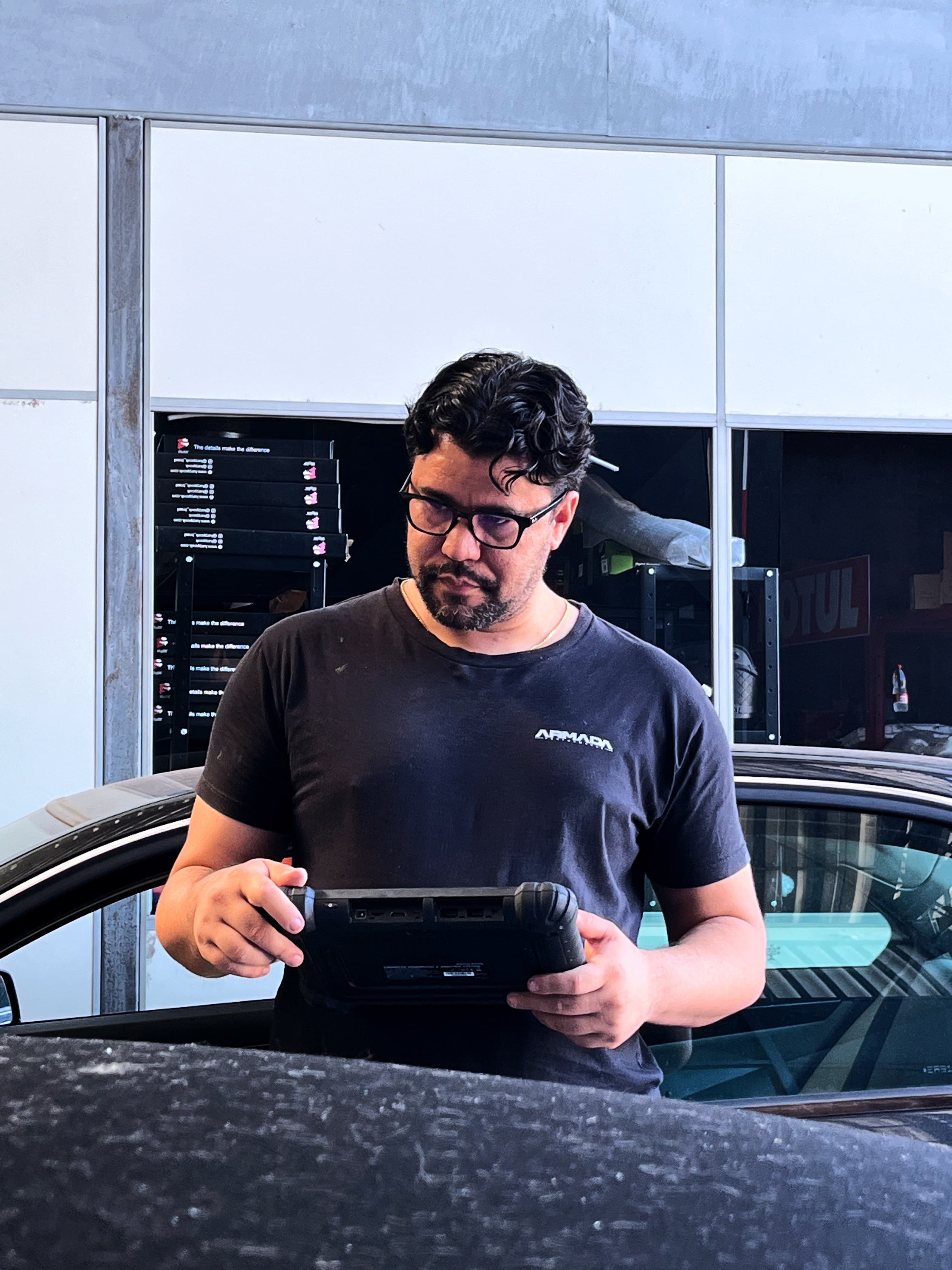 Técnico da ADRIVER trabalhando no motor