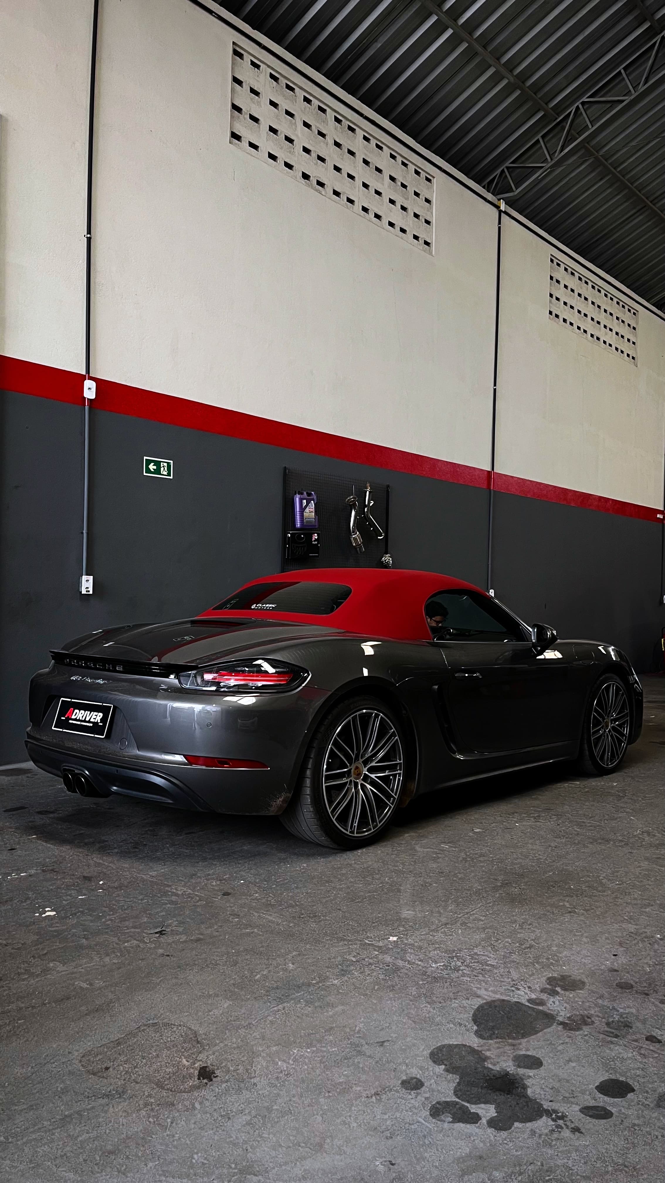 Porsche em atendimento na oficina