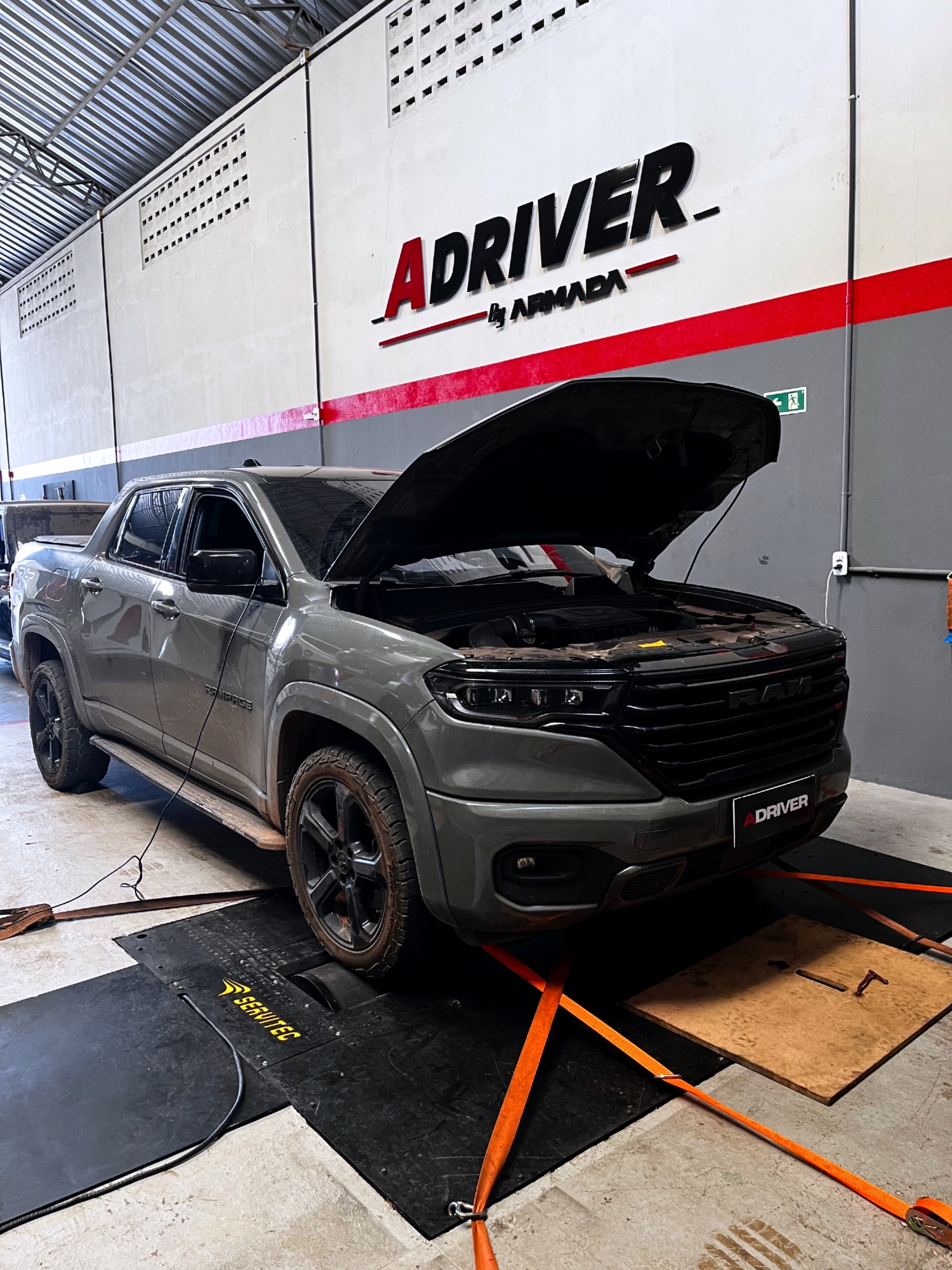 Veículo posicionado em dinamômetro automotivo